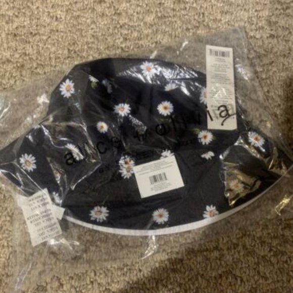 Brand New Alice & Olivia Duffel Bag & Bucket Hat Daisy Print. - Picture 6 of 9